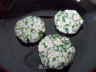 煎荠菜豆腐饼的做法步骤：7
