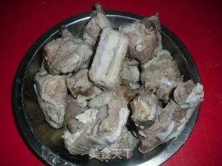 马蹄玉米炖排骨的做法步骤：2