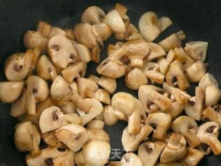 奶油蘑菇牛排丁 ★口口牛排4的做法步骤：3