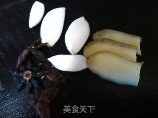 土豆焖排骨的做法步骤：2