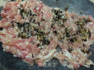 香菇鸡肉珍珠丸的做法步骤：2