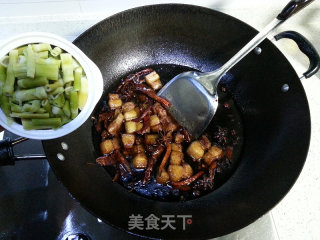 纠结美食减肥节奏=食肉族减肥的天堂五花肉烧春笋的做法步骤：18