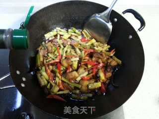纠结美食减肥节奏=食肉族减肥的天堂五花肉烧春笋的做法步骤：23