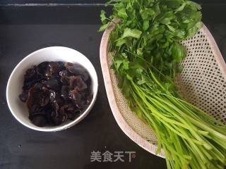 芹菜拌木耳的做法步骤：1