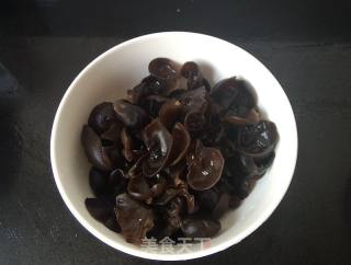 芹菜拌木耳的做法步骤：2