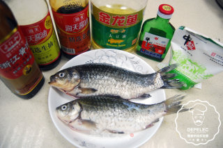 电烤箱食谱之烤鲫鱼的做法步骤：1