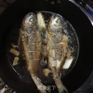 烧黄花鱼的做法步骤：5