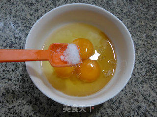 雪菜笋尖炒鸡蛋的做法步骤：3