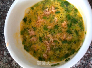 香葱虾米煎蛋【子璇家】的做法步骤：3