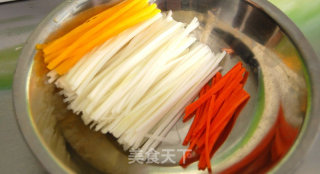 给你的餐桌添点春色——凉拌海蜇素什锦的做法步骤：3