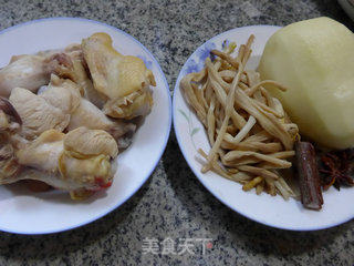 黄花菜土豆鸡翅根的做法步骤：1