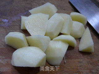 黄花菜土豆鸡翅根的做法步骤：2