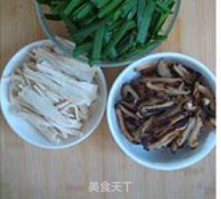 韭菜香菇炒豆干的做法步骤：1