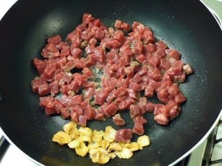 芦笋炒牛肉 ⟨ +干酪 ⟩ ★口口牛排 7的做法步骤：3