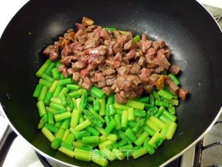 芦笋炒牛肉 ⟨ +干酪 ⟩ ★口口牛排 7的做法步骤：6