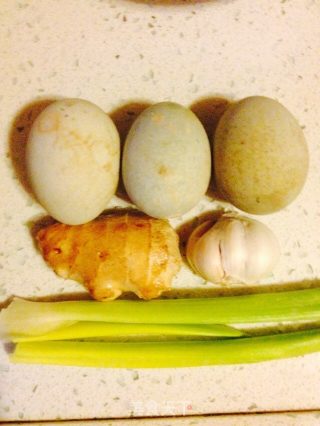 凉拌皮蛋青瓜的做法步骤：1