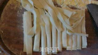 菠菜菌菇宽面的做法步骤：2