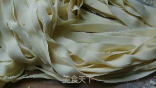 菠菜菌菇宽面的做法步骤：3