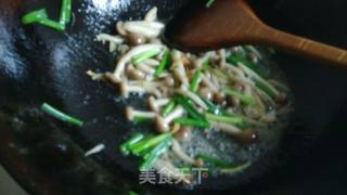 菠菜菌菇宽面的做法步骤：6