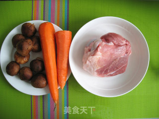 香菇胡萝卜棒骨汤的做法步骤：1