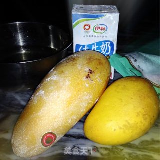 不一样的芒果布丁????的做法步骤：1