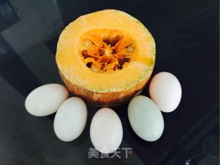 咸蛋黄焖南瓜的做法步骤：1