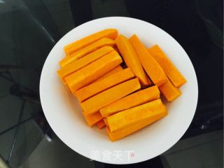 咸蛋黄焖南瓜的做法步骤：2