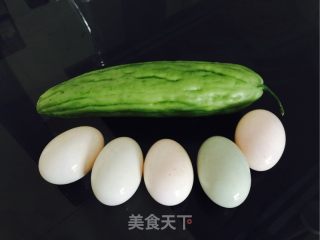 咸蛋清炒苦瓜的做法步骤：1