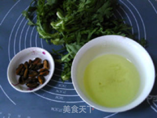 蛋清茼蒿淡菜汤的做法步骤：1