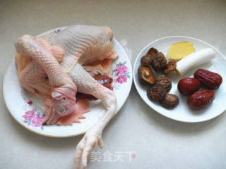 滋补鸡汤的做法步骤：1