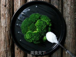 貌美如花窈窕淑女=瘦成一道闪电凉拌耗油西兰花的做法步骤：12
