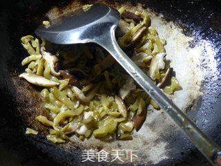 香菇炒榨菜的做法步骤：4