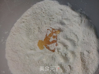 三鲜韭菜盒子的做法步骤：1