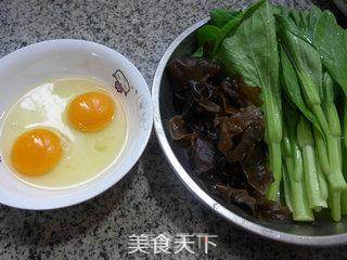 黑木耳鸡蛋炒菜芯的做法步骤：1