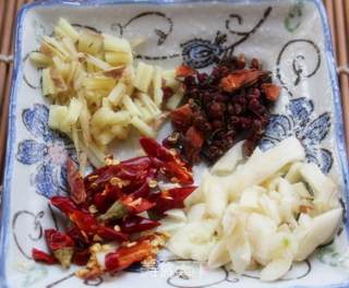 香辣的鲜香滋味：香辣花甲的做法步骤：2