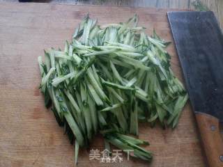 瓜拌金针菇的做法步骤：2