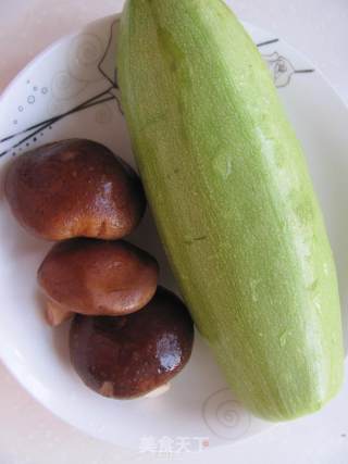 家常小菜---香菇西葫芦的做法步骤：1