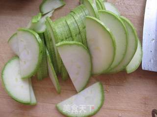 家常小菜---香菇西葫芦的做法步骤：2