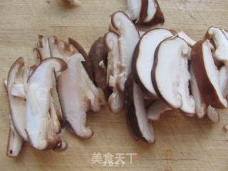 家常小菜---香菇西葫芦的做法步骤：3