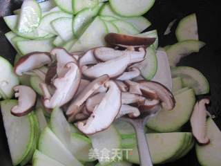 家常小菜---香菇西葫芦的做法步骤：5