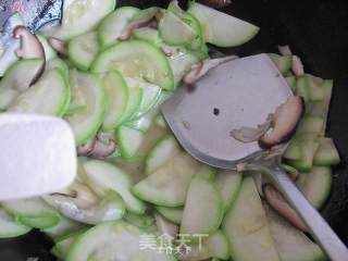 家常小菜---香菇西葫芦的做法步骤：6