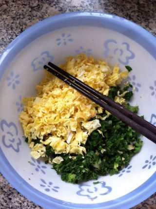 荠菜鸡蛋春卷的做法步骤：4
