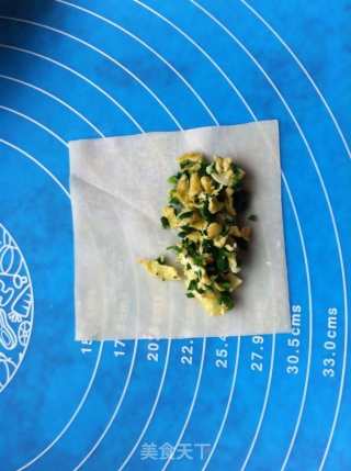 荠菜鸡蛋春卷的做法步骤：6