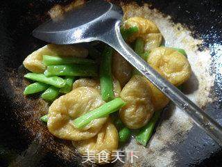 油面筋炒梅豆的做法步骤：4