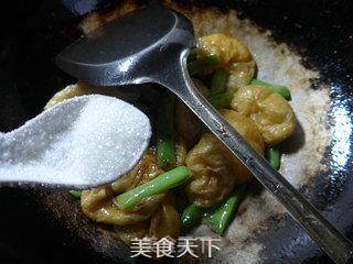 油面筋炒梅豆的做法步骤：6