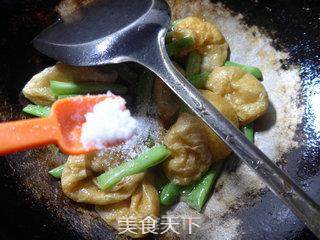 油面筋炒梅豆的做法步骤：7