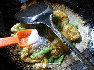 油面筋炒梅豆的做法步骤：8