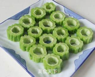 粤式家乡菜--冬菇苦瓜酿的做法步骤：1