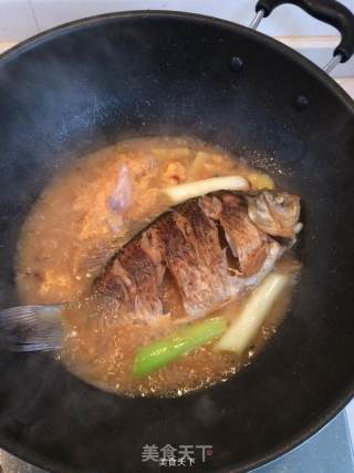 红烧鲫鱼的做法步骤：4
