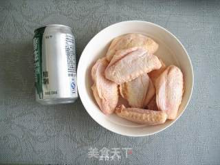 啤酒鸡翅的做法步骤：1